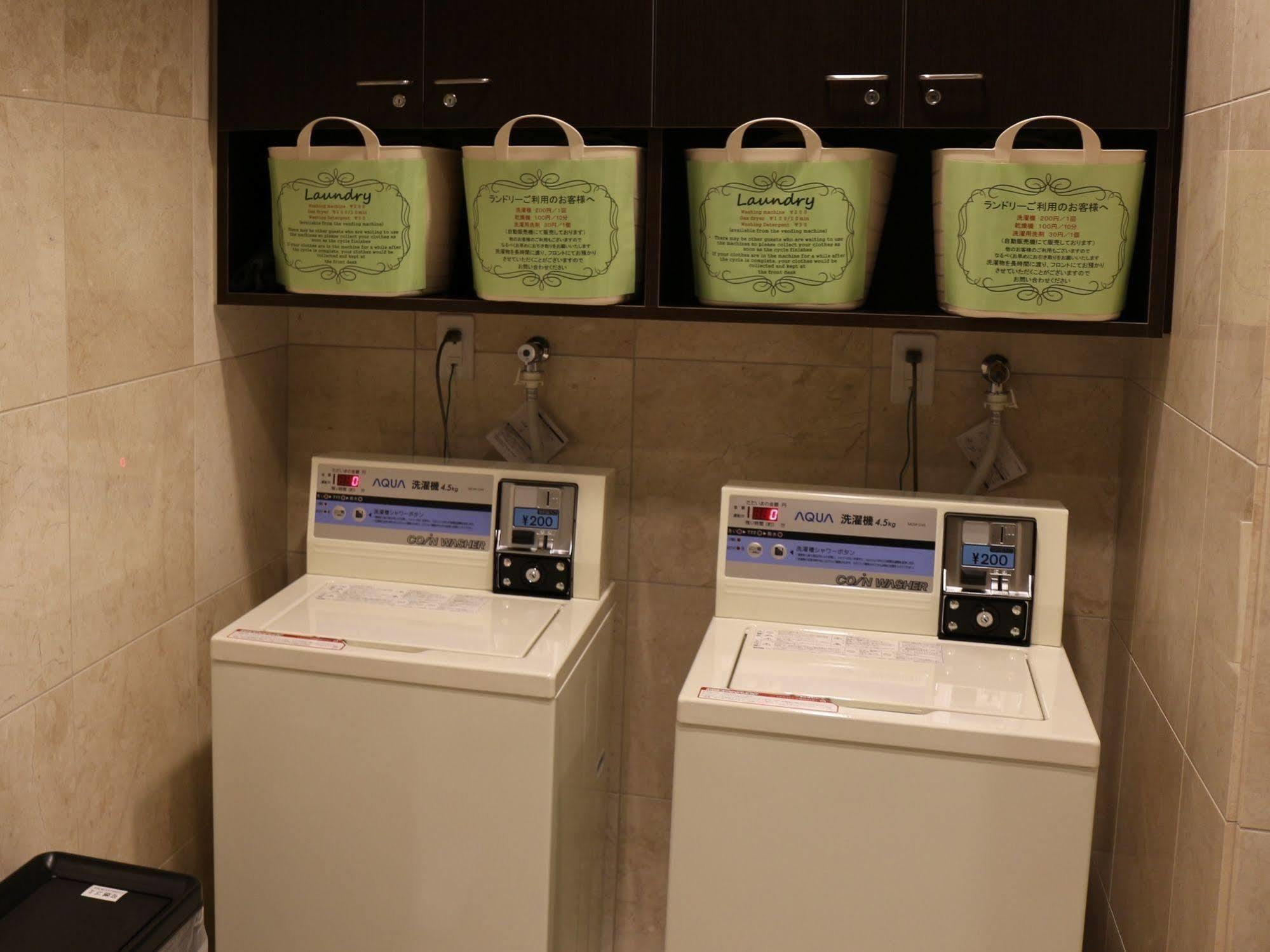 Toyoko Hakata-eki Bus Terminal Mae 3*